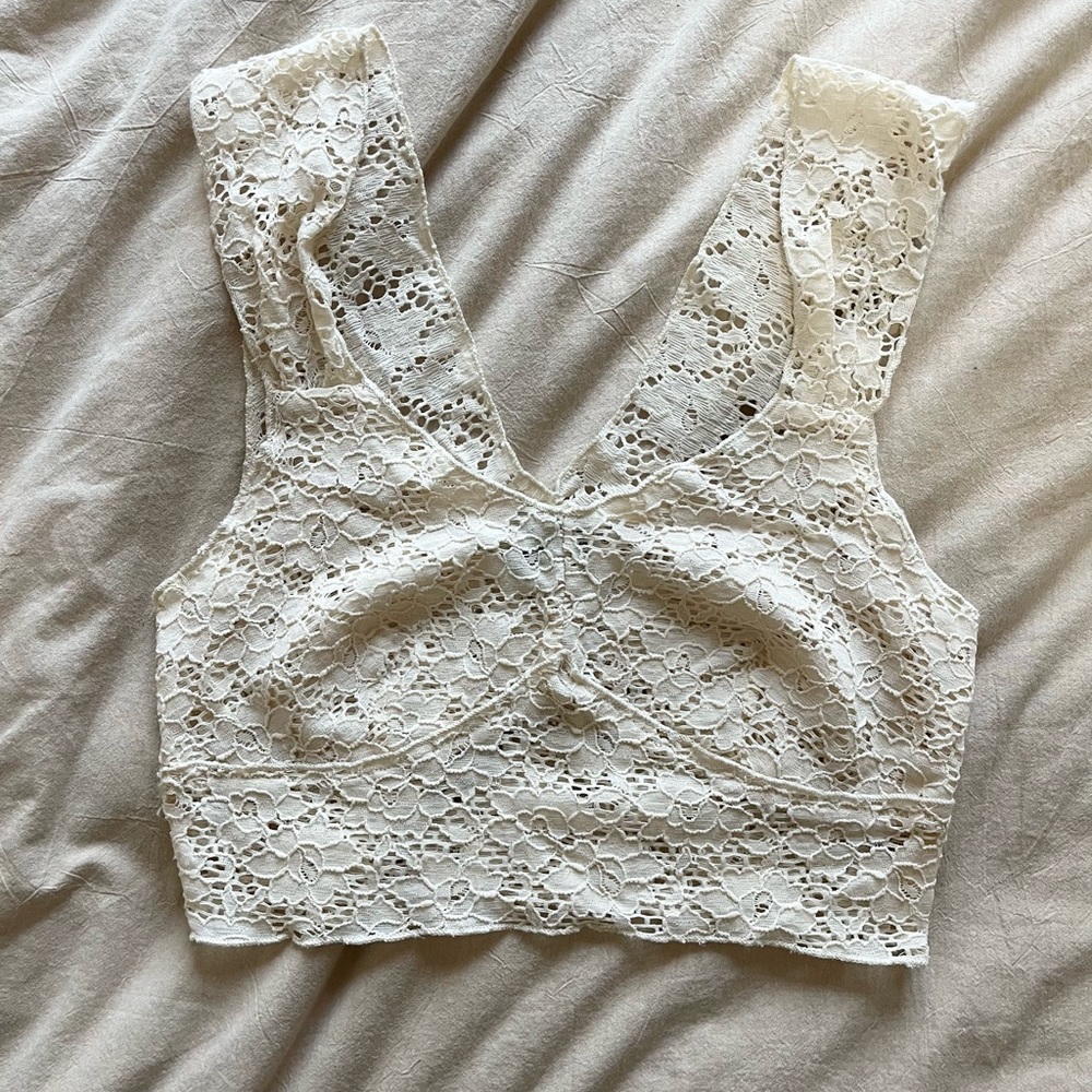 Lace stretch crème crop top